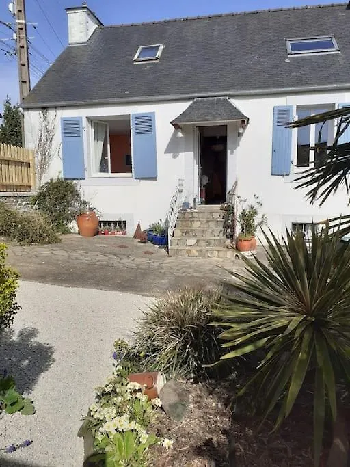 Petit Nid Des Annees 30 Sur Les Hauts De Morlaix Holiday home