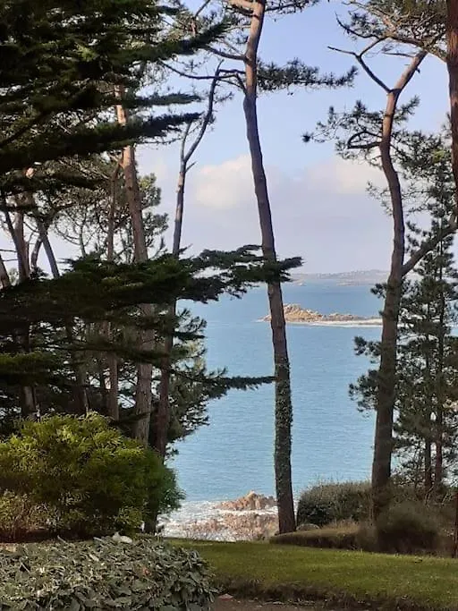 Petit Nid Des Annees 30 Sur Les Hauts De Morlaix Holiday home