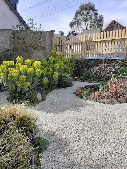 Petit Nid Des Annees 30 Sur Les Hauts De Morlaix 0*,  France